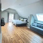 Aura Castle Pensión 4*